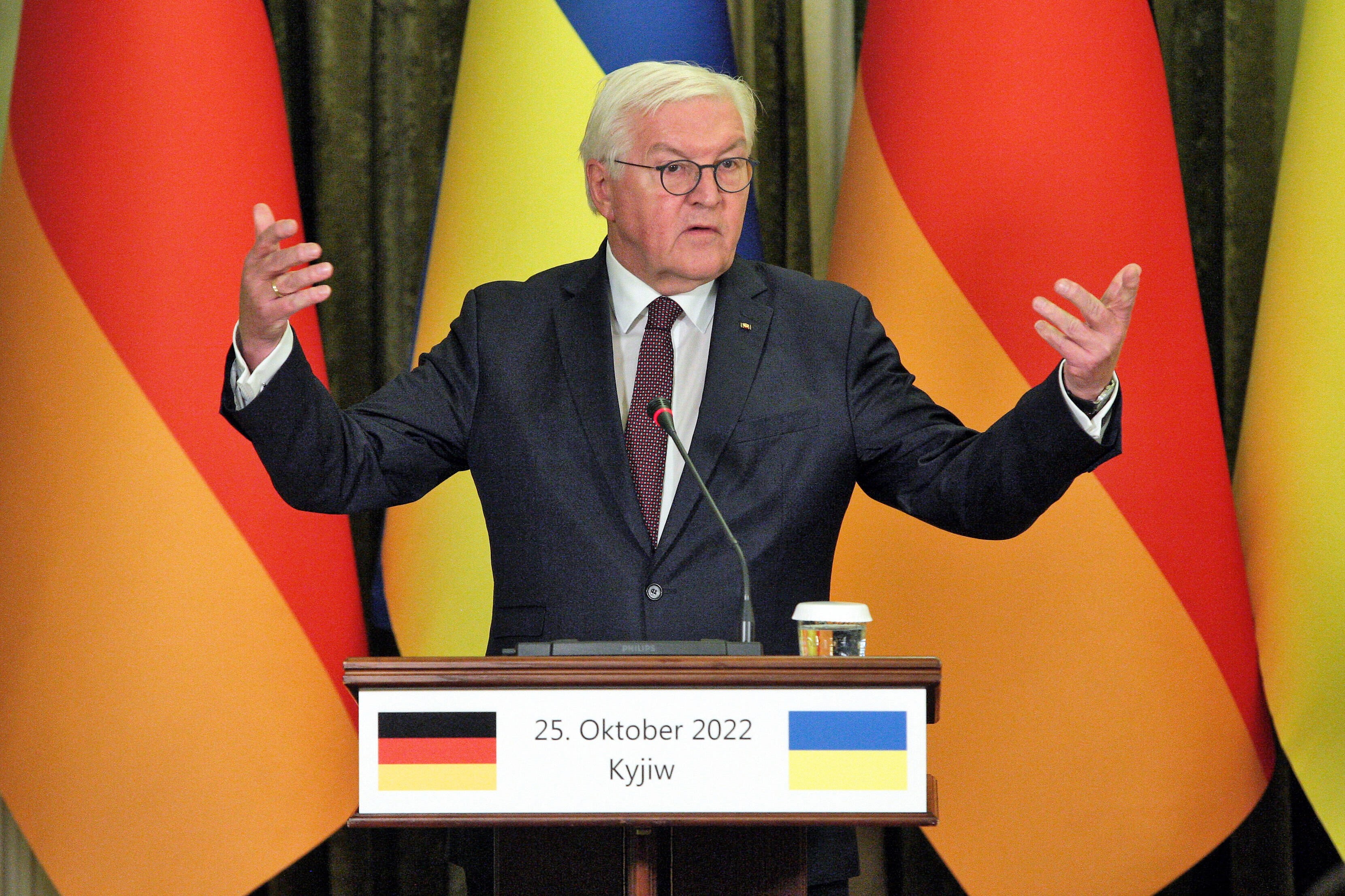 Frostige Stimmung in Kiew! Bundespräsident Steinmeier von Selenskyj abgekanzelt!