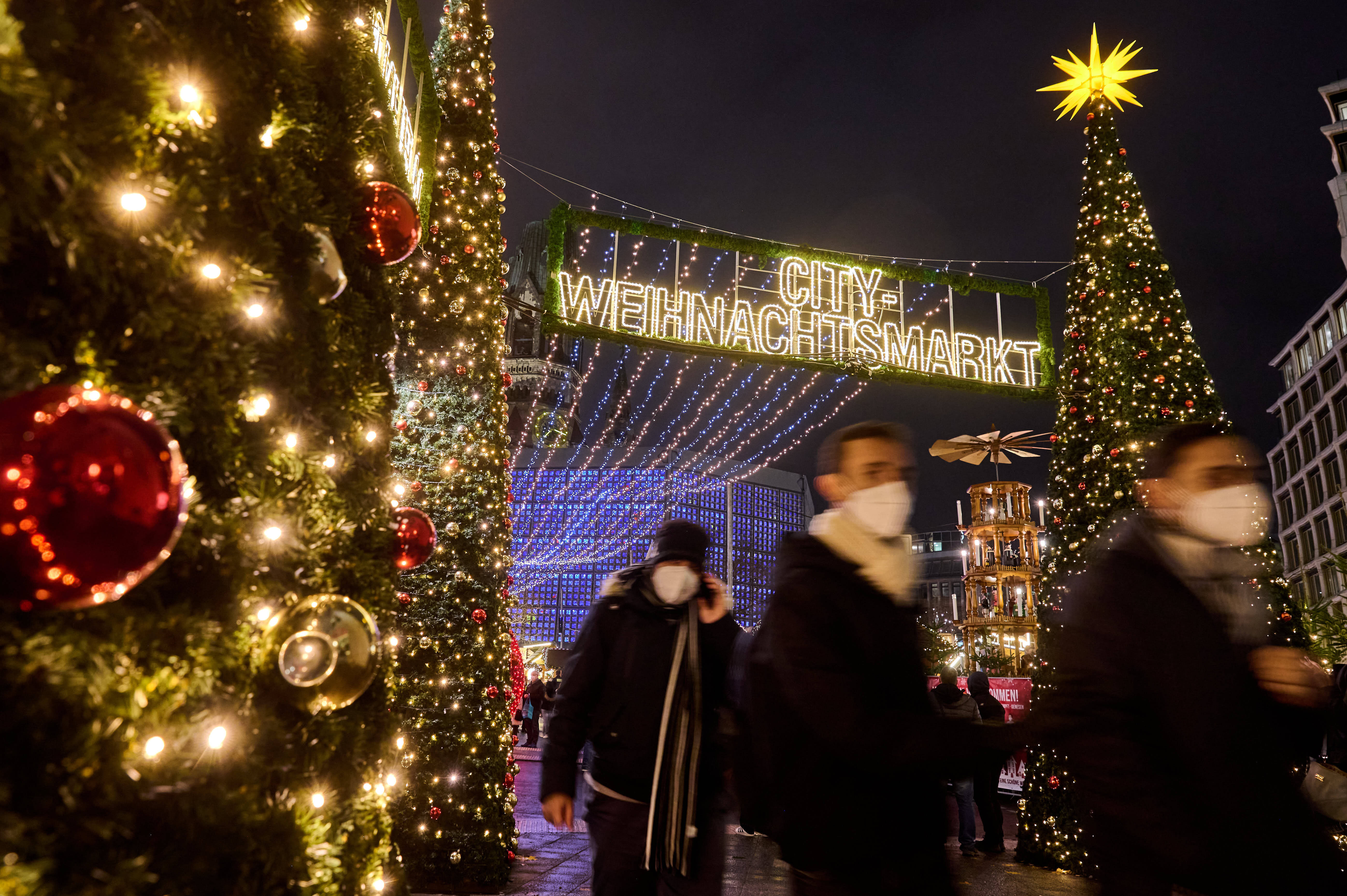 Mann stürzt vom Augsburger Rathaus - tot! Er fiel mitten auf den laufenden Christkindl-Markt!