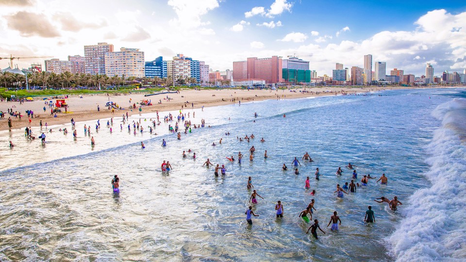 Direkt am Strand! - Monsterwelle reißt 3 Menschen in den Tod - 17 Personen zum Teil schwer verletzt!