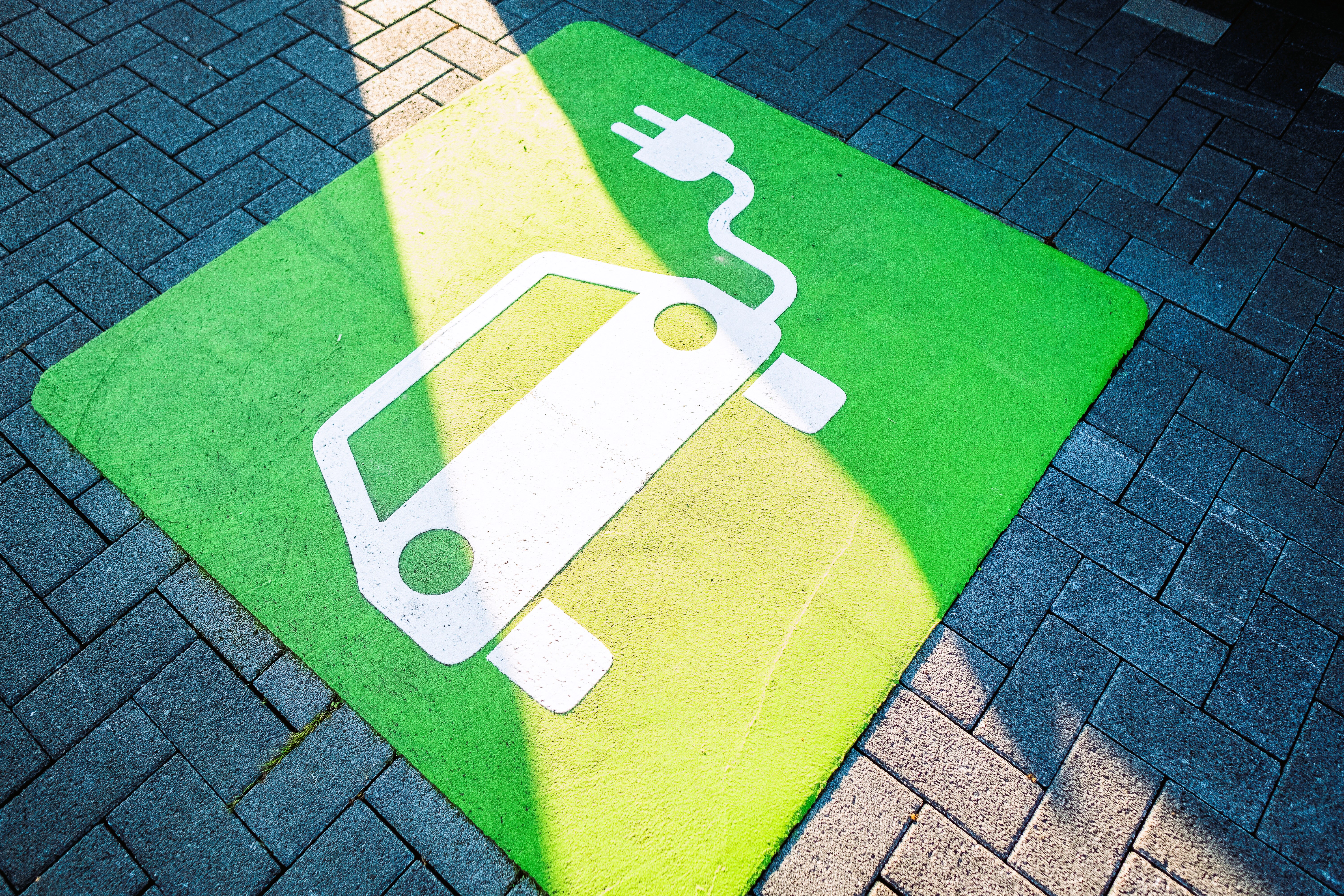 Dürfen E-Autos bald nicht mehr geladen werden? Bundesnetzagentur will Aufladen von E-Autos einschränken!