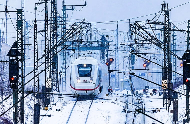 Wie bitte? ICE der Deutschen Bahn verfährt sich und muss umdrehen! Passagiere fassungslos!