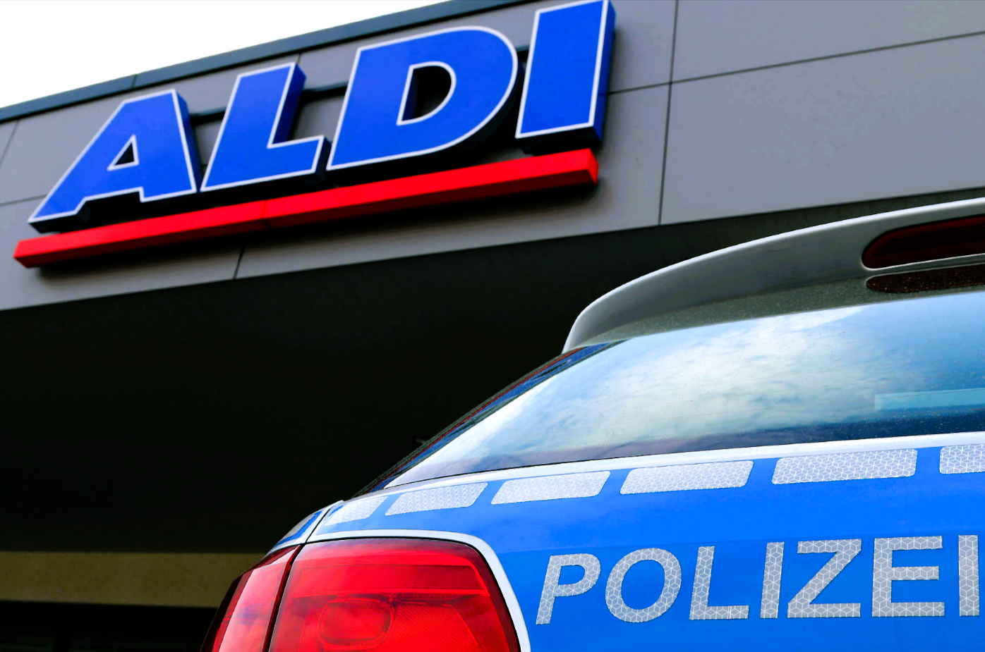 Leiche auf Aldi-Parkplatz abgelegt! Toter Jugendlicher auf Parkplatz aufgefunden - Er wurde offenbar bewusstlos dorthin transportiert