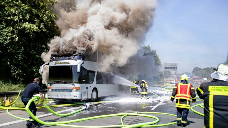 Bus geht in Flammen auf - Heldenhafter Fahrer rettet Kinder aus brennendem Bus