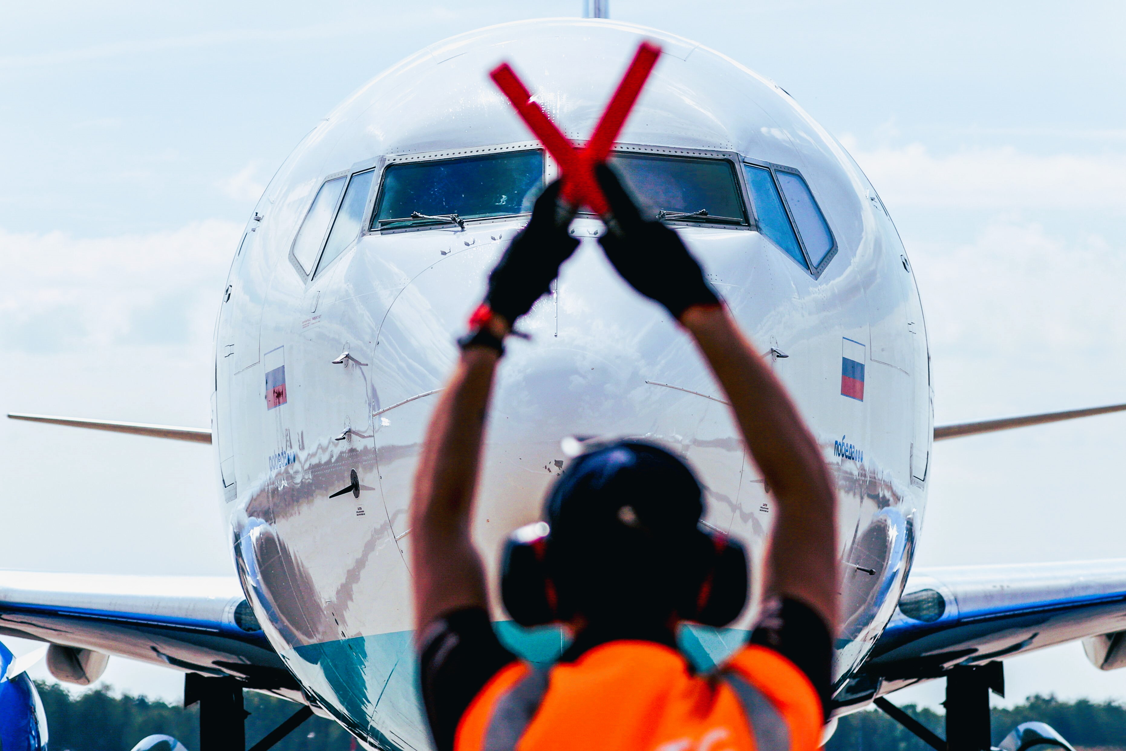Sex im Flugzeug! Peinlicher Zwischenfall am Flughafen München - Polizei muss pöbelndes Sex-Paar aus Lufthansamaschine holen!