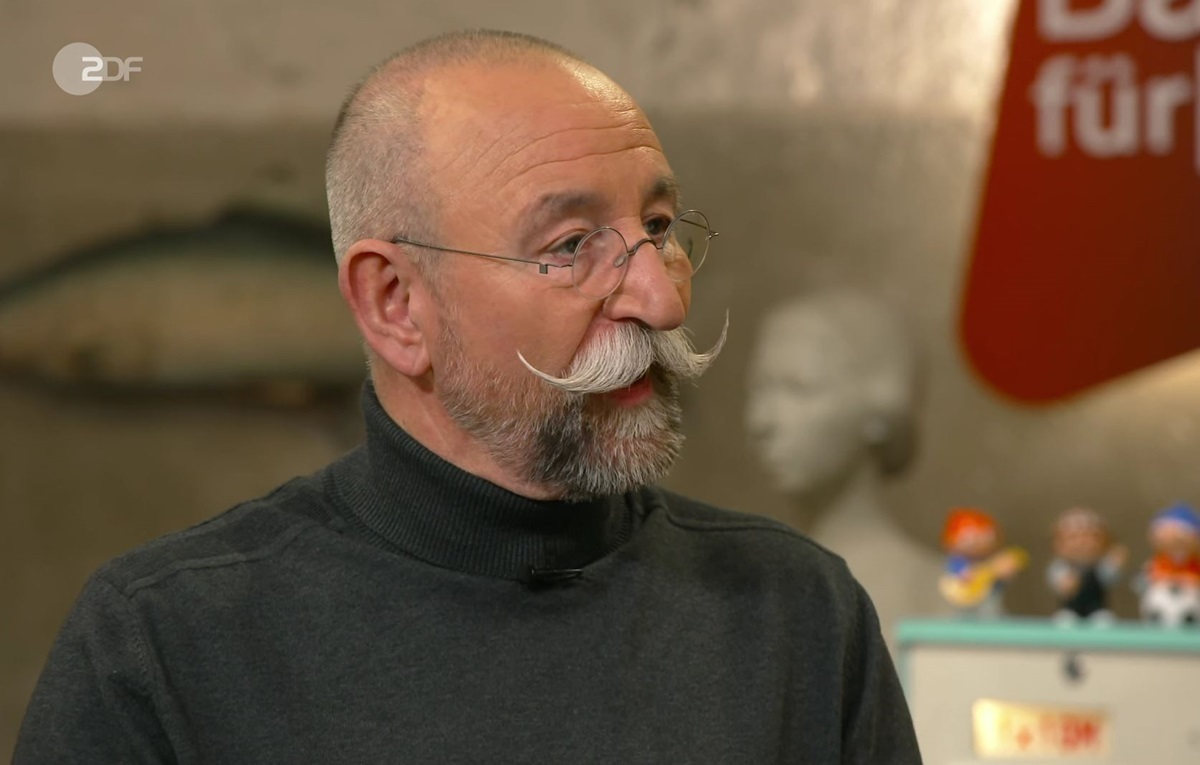 Unglaublich: Fan zahlt 100.000€ für benutztes Taschentuch von Pierre Niney