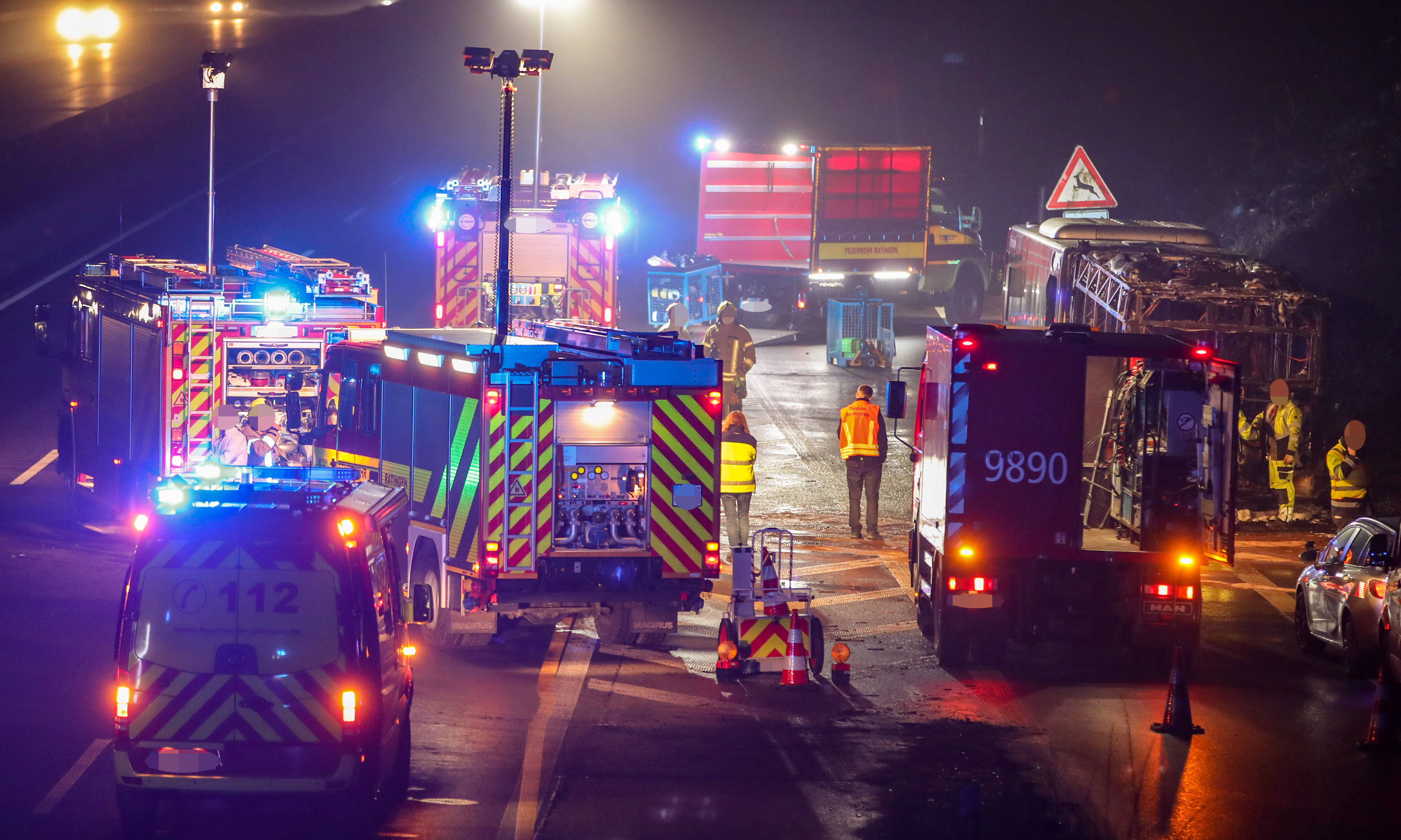 Vollbesetzter Linienbus gerät bei Stopp an Ampel in Brand - Flammen-Inferno in Frankfurt!