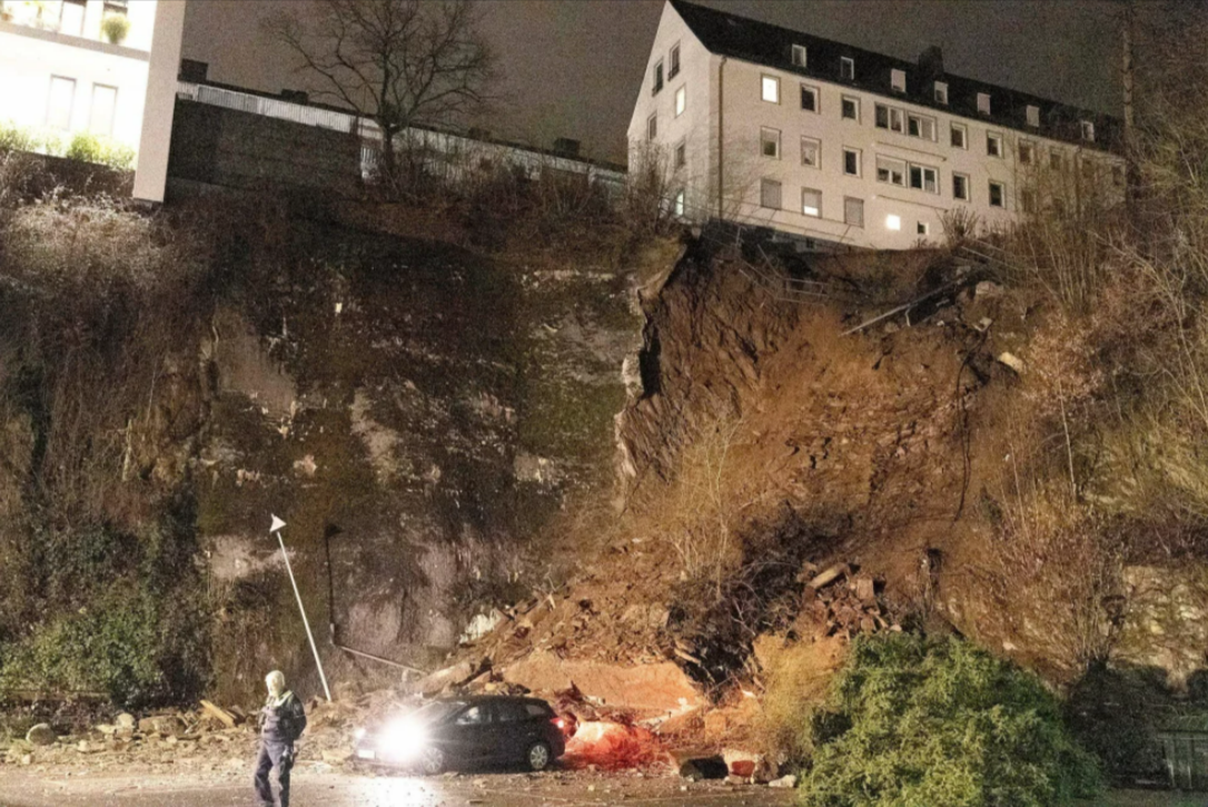 Heftiger Erdrutsch in Siegen - 3 Mehrfamilienhäuser evakuiert! Lebensgefahr