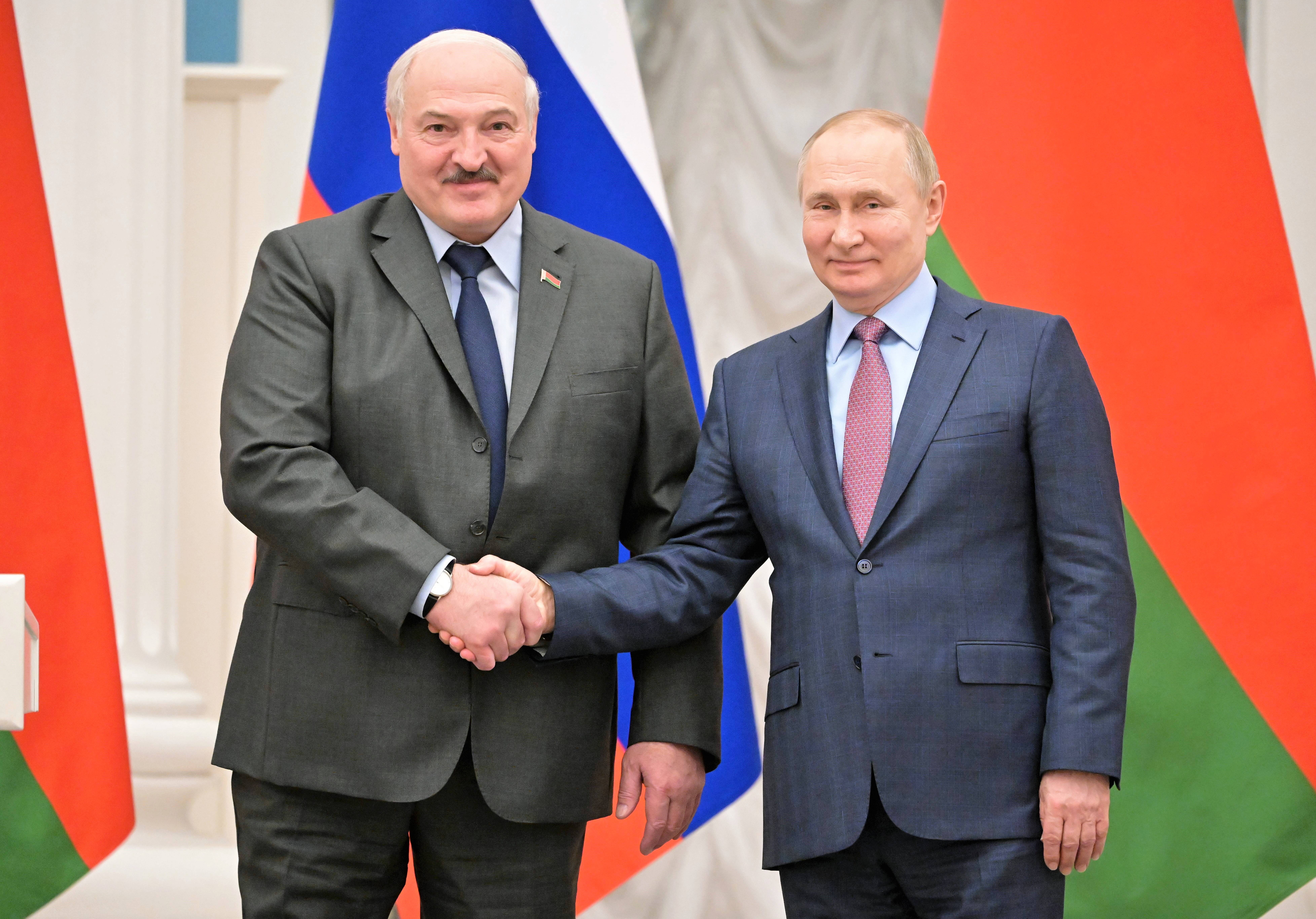 Annektiert Putin jetzt Belarus? Er hätte sofort Zugriff auf alle Soldaten und Waffen! Geheimpapier geleakt