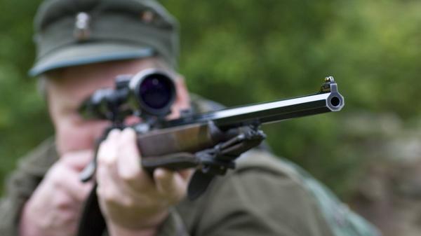 Jäger erschießt sich beim Absteigen vom Hochsitz selbst! Tragischer Unfall bei der Jagd!