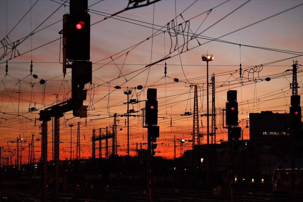 Güterzug kollidiert mit Bahn und entgleist! Schweres Zugunglück in NRW - Polizeihubschrauber im Einsatz