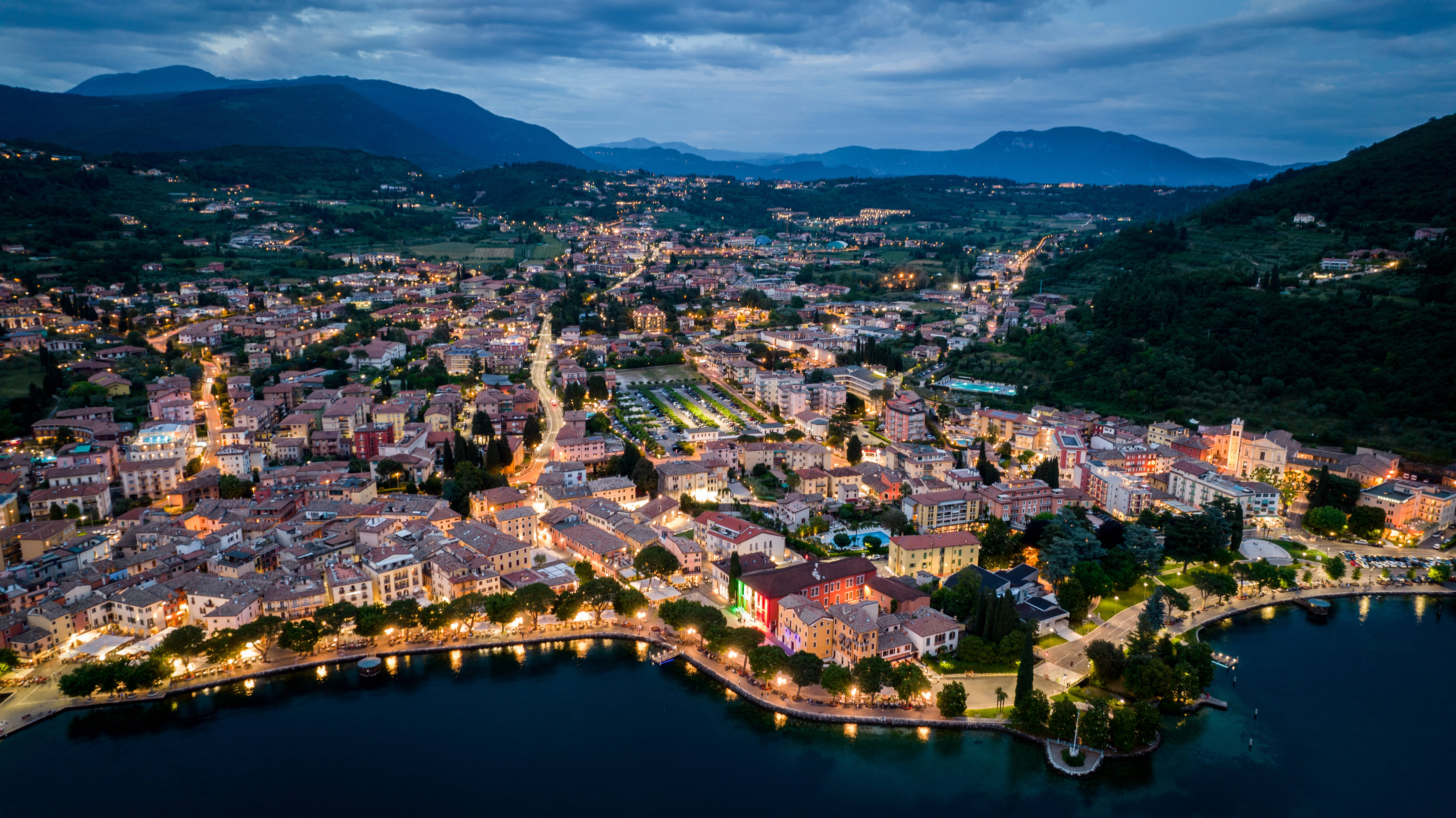 Video geht viral! Deutscher Urlauber verursacht Mega-Stau am Gardasee durch diesen Fahrfehler!