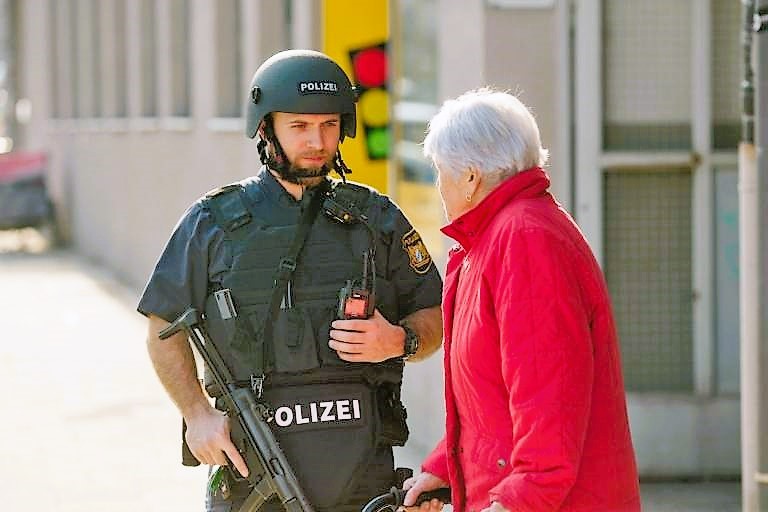 Teenager (14) tot auf Schulhof aufgefunden - Polizei nimmt Jugendlichen unter Tatverdacht fest!
