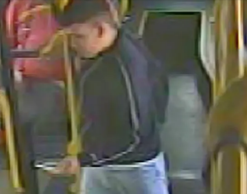 Polizei warnt! Feiger Räuber überfällt unschuldige Mädchen (11,12) und flieht!