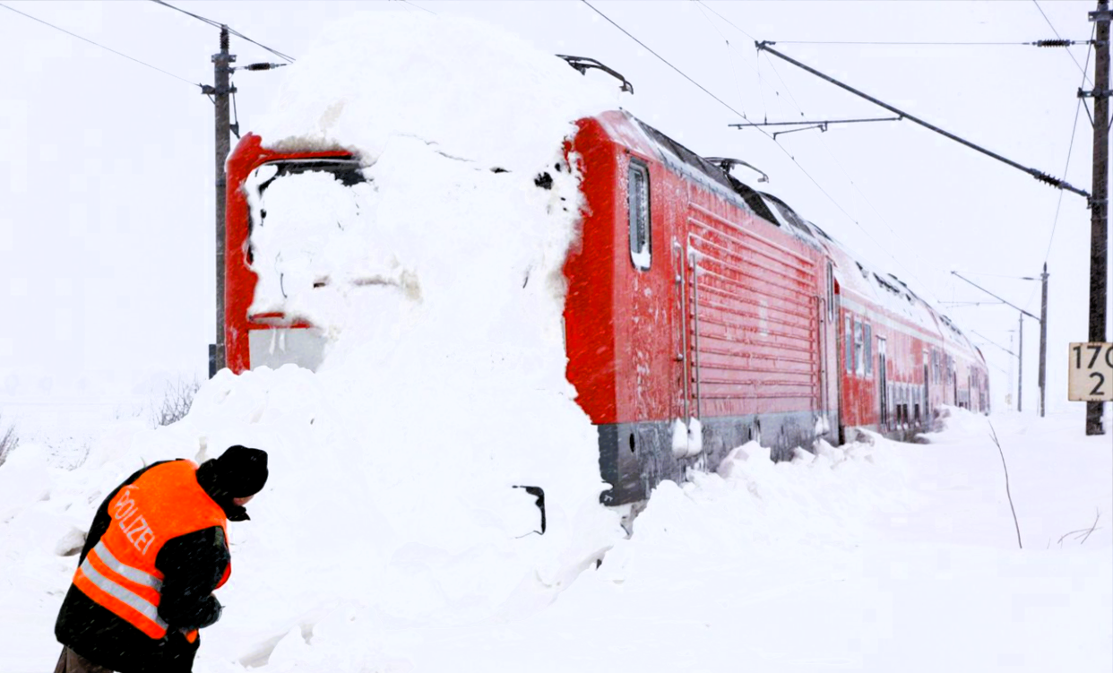 Regionalbahn evakuiert! Schneechaos - 105 Passagieren müssen aus der Kälte gerettet werden