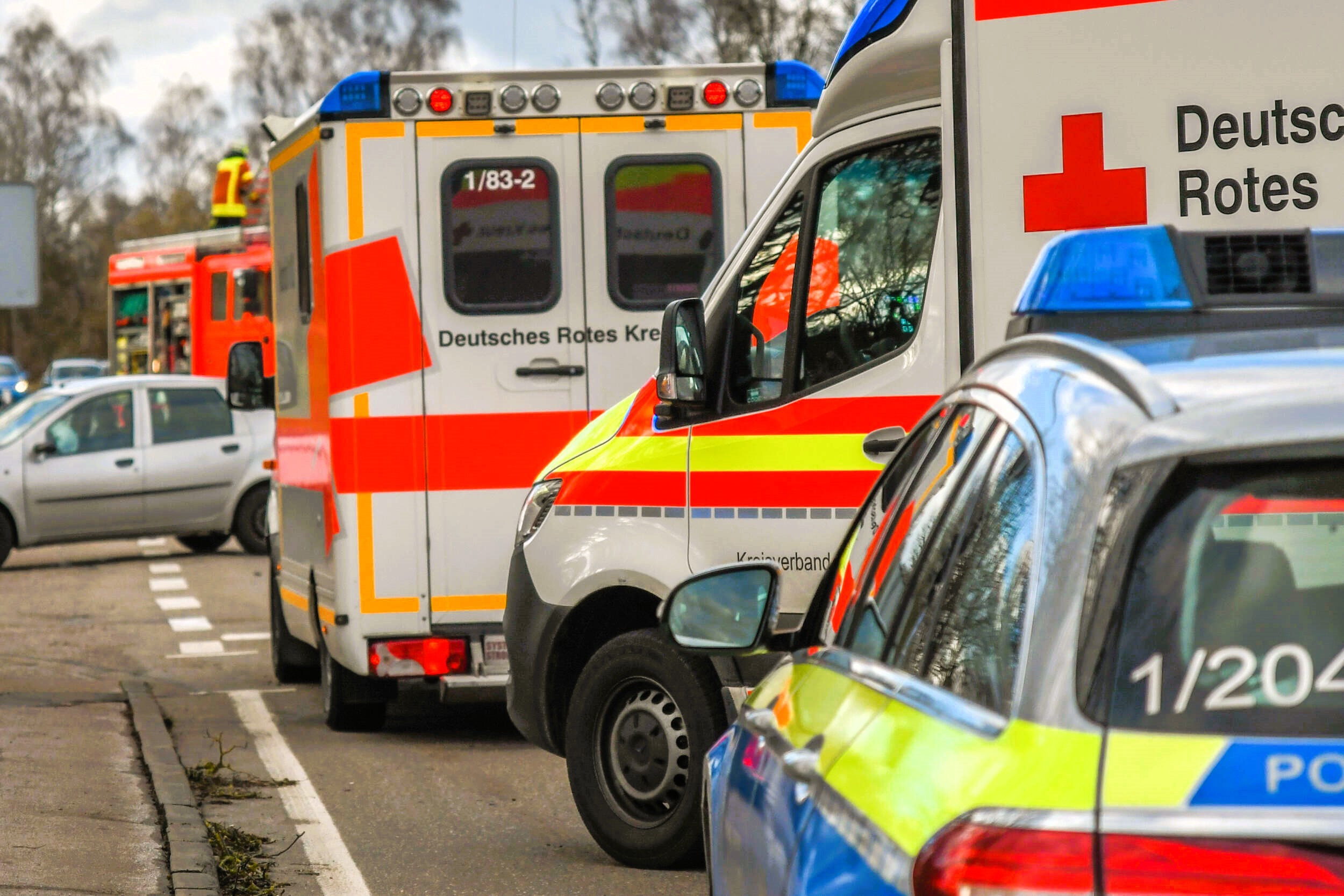 Massenschlägerei an Schule - 49 Verletzte, Direktorin ins Krankenhaus, Lehrer verletzt, Polizisten angegriffen!