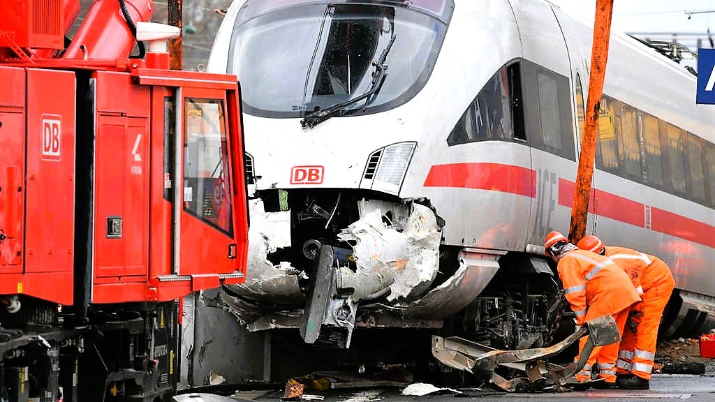 IVE mit 250 Passagieren evakuiert! Reise-Chaos nach neuem Defekt bei der Deutschen Bahn