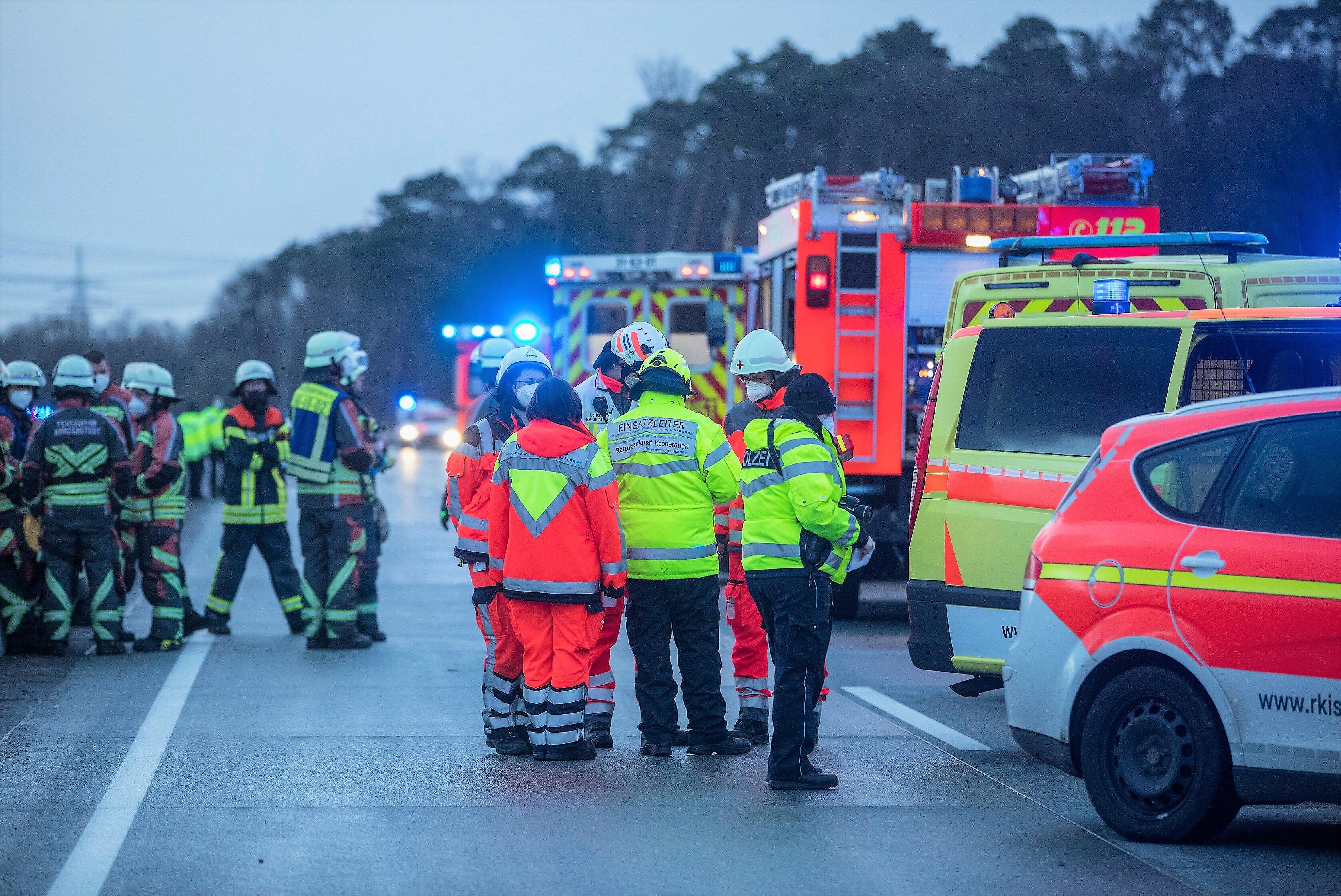 Eilmeldung - Auto rast in Schulbus! 40 Kinder an Bord, es gibt verletzte!